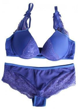 Kit com cinco lindos conjuntos de lingerie de renda. O kit é composto por:  03 conjuntos M02 conjuntos GLindo conjunto de bojo com aro todo confeccionado... 