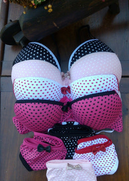 Kit com cinco conjuntos Profiterólis: 1 Conjunto P3 Conjuntos M1 Conjunto GConjunto de bojo com aro todo confeccionado em microfibra estampada.Sutian nadador com fecho na frenteAlças fixas... 