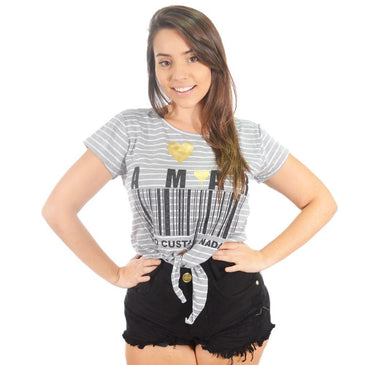Cropped feminio ultra moderno com detalhe em nó, perfeito para look com shorts ou saias. A estampa Amar Não Custa Nada dá um toque diferencial para... 