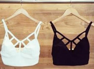 Lindo cropped preto com bojo e decote com tiras. Croppeds continuam como super tendência nesse verão.Tecido - SuplexTamanhoVeste do 36 ao 40  