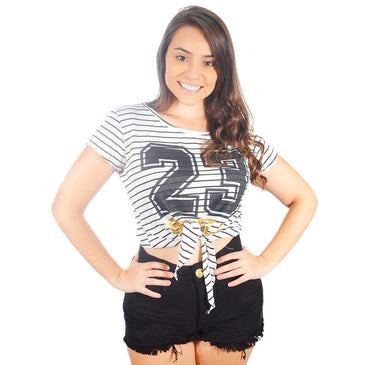 Cropped feminino ultra moderno com detalhe em nó, perfeito para look com shorts ou saias. A estampa 