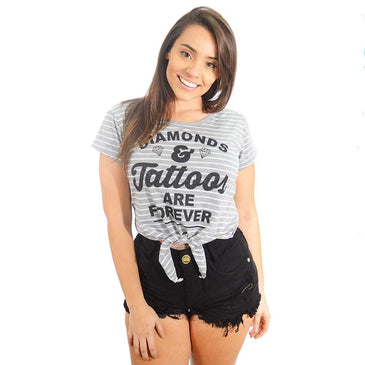 Cropped feminio ultra moderno com detalhe em nó, perfeito para look com shorts ou saias. A estampa Diamonds & Tattoos dá um toque diferencial para a... 