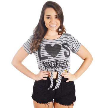 Cropped feminio ultra moderno com detalhe em nó, perfeito para look com shorts ou saias. A estampa Los Angeles dá um toque diferencial para a peça.... 