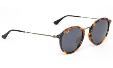 RB 2447 ROUND FLECK é um modelo totalmente inovador e diferente afinal mantém o estilo dos redondos em alta! Razão pela qual Ray-Ban tem transformado... 