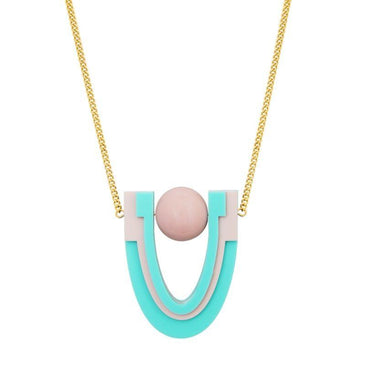   Colar rebecca em acrílico com pingente em U com bola de resina.Acabamentos em metal revestido a ouro 18k. Características:- Marca: LE DIAMOND- Referência: CLD0592... 