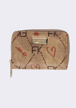 Carteira feita em material sintético com textura jeans e estampa FK Estrelas. Possui fechamento por zíper e compartimentos internos para cartões e compartimento com fechamento... 