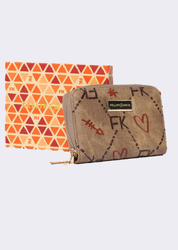 Carteira feita em material sintético com textura jeans e estampa FK Estrelas. Possui fechamento por zíper e compartimentos internos para cartões e compartimento com fechamento... 