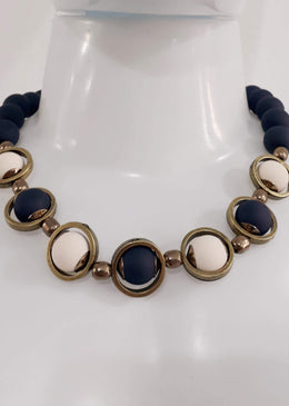 Conjunto Brinco E Colar de Bola Branco e Azul Marinho. DESCRIÇÃO DO PRODUTO:Marca: FEITO A MÃO BIJUTERIAS FINASMateriais: bola emborrachada nas cores azul marinho e branco, metais na... 