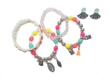 Pulseira e Brinco ColoridosTrês Pulseiras + Um BraceleteMais Brinco Combinando.Para o Seu Look Ficar Mais Lindo Ainda!Se Jogue Nas CoresCircunferência: 16cm 