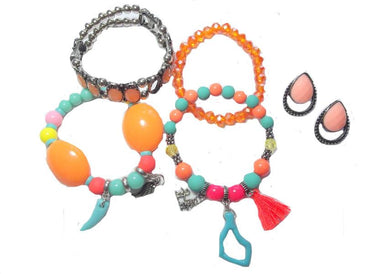 Pulseira e Brinco ColoridosTrês Pulseiras + Um BraceleteMais Brinco Combinando.Para o Seu Look Ficar Mais Lindo Ainda!Se Jogue Nas CoresCircunferência: 16cm 