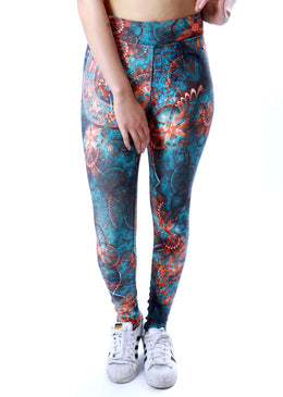 Calça legging estampa em arabesco.Detalhes: Possuí um pequeno bolso no cós, que permite guardar chaves e/ou dinheiro.Fundo forrado que evita o desconforto e também a... 