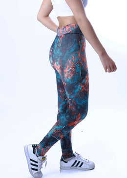 Calça legging estampa em arabesco.Detalhes: Possuí um pequeno bolso no cós, que permite guardar chaves e/ou dinheiro.Fundo forrado que evita o desconforto e também a... 