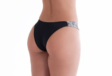 Linda Tanga toda feita em romantic lisa com pala nas laterais feita em romantic estampada, viés estreito nas pernas e cintura com acabamento de laço... 