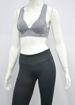 Top com bojo e alças cruzadas nas costas, com excelente sustentação, proporcionado a mulher mais conforto e segurança. Fabricado com tecido Authentic®, a proposta desse... 