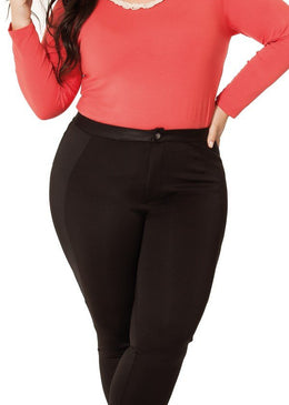 MARCA: LEPOQUECalça Plus Size em Neoprene Liso e detalhes em Malha ManganiComposição do Produto: 96% Poliéster 4% ElastanoImportante:- Os acessórios utilizados na produção das fotos não... 