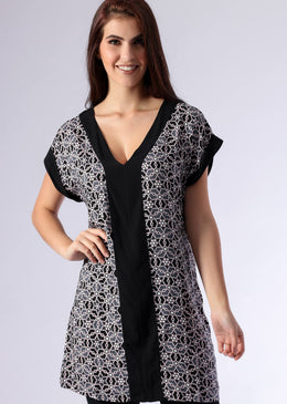 Mini vest  em viscose  com barrados , look casual e ao mesmo tempo despojado para mulheres modernas, que gostam de praticidade e beleza em um... 