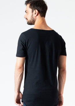 Para te dar destaque. Camiseta KSA da árvore masculina longline com barra arredondada, que garante um caimento moderno. Composição: 100% algodão.A KSA é uma marca com... 