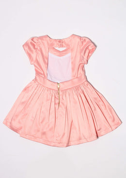 Vestido infantil com decote nas costas e fecho em zíper.Composição: 66% Poliéster | 32% Algodão | 2% Elastano Forro: 100% AlgodãoSKU: V256 TABELA DE EQUIVALÊNCIA TAMANHO EQUIVALE... 