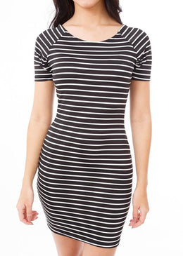 Vestido ombro a ombro listradoTecido suplexComposição: 92% poliester 8% elastanoMedidas: P: Busto 86 cm / Cintura 74 cm / Quadril 88 cm / Comprimento 75 cm /... 