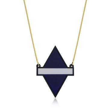  Colar de acrílico,com cordão folheado a ouro 18k. Pingente geométrico nas cores azul, cinza e preto Comprimento: 40x40cm  Características: - Marca: LE DIAMOND -... 