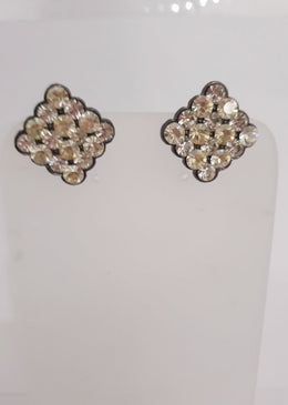 Brinco Quadrado Em Strass. DESCRIÇÃO DO PRODUTO:Marca: FEITO A MÃO BIJUTERIAS FINASMateriais: base do brinco no banho grafite e colagem em strass.OUTRAS ESPECIFICAÇÕES:- Colar com fino acabamento.- Feito... 