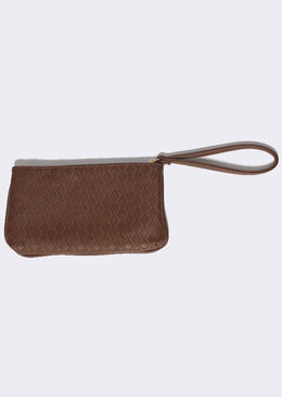 Carteira (bolsinha para almoço) feita em material sintético com gravação baixo relevo, com fechamento por zíper, compartimentos internos para cartões. Possui alça de pulso e... 