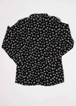 Camisa preta com estampa corrida de flores e fecho em botões frontais.SKU: CMDKM36Composição: 97% Poliéster | 3% Elastano TABELA DE EQUIVALÊNCIA TAMANHO EQUIVALE A: P... 