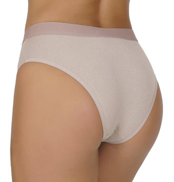 Calcinha tradicional confeccionada em cotton liso, super confortável. Este modelo tem o cós mais alto. Tecido macio, natural, que não causa alergias ou irritações na... 