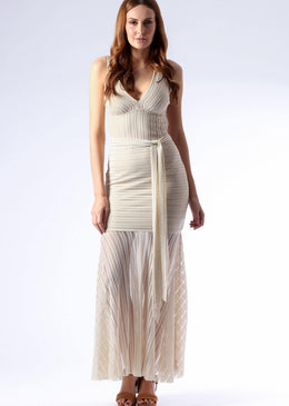   Vestido longo em renda, com faixa para amarração na cintura.Renda super detalhada, com saia estilo sereia. Perfeito para festas elegantes e eventos mais sociais.... 