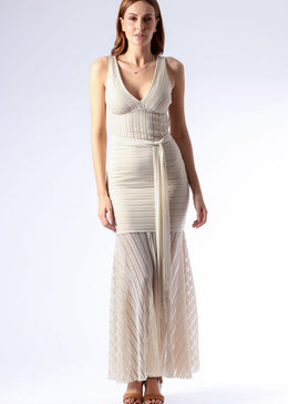   Vestido longo em renda, com faixa para amarração na cintura.Renda super detalhada, com saia estilo sereia. Perfeito para festas elegantes e eventos mais sociais.... 