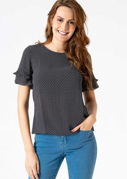 Blusa de crepe estampada de poá com babados nas mangas.Para um look descontraído!  Tabela de medidas:  P= 36 M= 38 G= 40 GG= 42 Composição: ... 