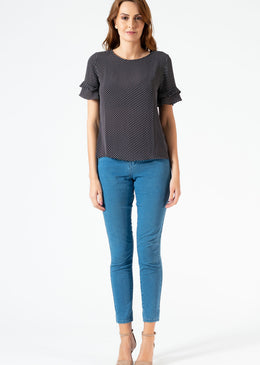 Blusa de crepe estampada de poá com babados nas mangas.Para um look descontraído!  Tabela de medidas:  P= 36 M= 38 G= 40 GG= 42 Composição: ... 