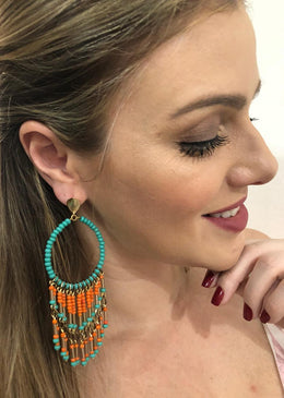 Maxi Brinco De Franja Na Cor Azul E Laranja DESCRIÇÃO DO PRODUTO:Marca: FEITO A MÃO BIJUTERIAS FINASMateriais: miçangas de vidro nas cores azul turquesa e laranja e metais... 