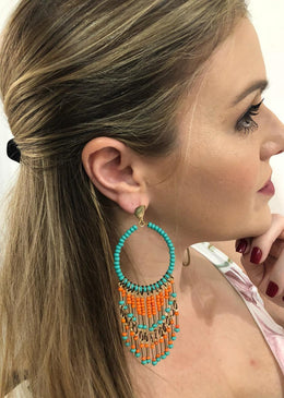 Maxi Brinco De Franja Na Cor Azul E Laranja DESCRIÇÃO DO PRODUTO:Marca: FEITO A MÃO BIJUTERIAS FINASMateriais: miçangas de vidro nas cores azul turquesa e laranja e metais... 