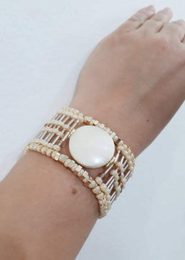 Pulseira Tira Madrepérola. DESCRIÇÃO DO PRODUTO:Marca: FEITO A MÃO BIJUTERIAS FINASMateriais: pulseira feita no silicone e alfinete, trabalhada com madrepérola, miçanga de vidro e cristal. OUTRAS ESPECIFICAÇÕES:- Acessório com... 