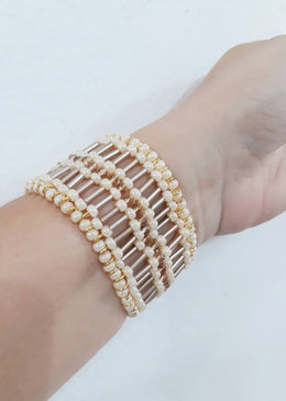 Pulseira Tira Madrepérola. DESCRIÇÃO DO PRODUTO:Marca: FEITO A MÃO BIJUTERIAS FINASMateriais: pulseira feita no silicone e alfinete, trabalhada com madrepérola, miçanga de vidro e cristal. OUTRAS ESPECIFICAÇÕES:- Acessório com... 