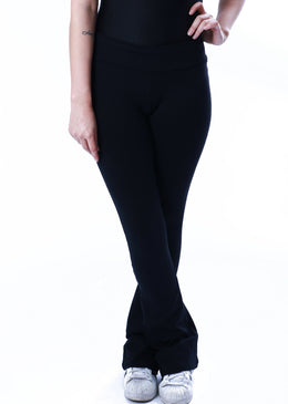Calça flare confeccionada com tecido poliamida texturizado a ar.Esta calça é extremamente confortável e indicado para qualquer práticas de esportes ou também para o dia... 