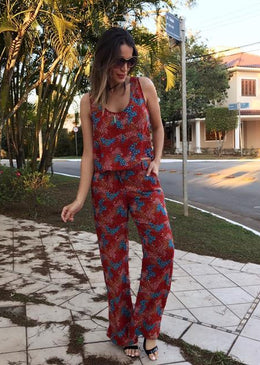 conjunto de regata com calça de viscose.Composição: 100% viscoseCalça com forro. Conjunto versátil, peça coringa para seu verão!Calça com forro.Aposte no seu conjunto para uma... 