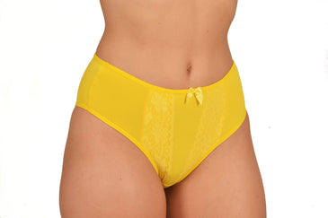 Calça confeccionada em micro fibra , ideal para quem busca o conforto do dia a dia.Modelo cintura alta e laterais larga ,  detalhe em renda... 