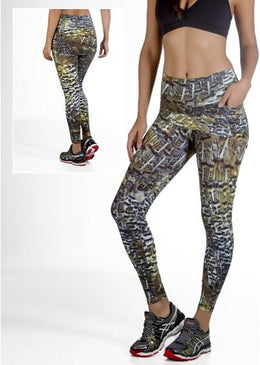 Calça Legging com tapa bumbum e com um bolso lateral, fabricada com o tecido FT, foi desenvolvida para dar maior conforto nas atividades físicas e... 