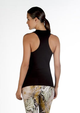 Camiseta  com um comprimento considerável onde a mulher dispensa o uso de tapa bumbum, lhe dando um conforto na hora da malhar. O tecido apresenta... 