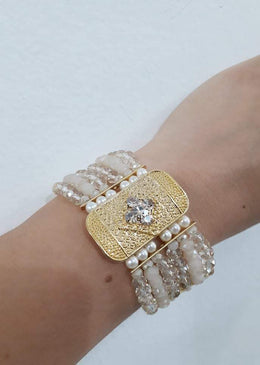 Maxi Pulseira Pérola. DESCRIÇÃO DO PRODUTO: Marca: FEITO A MÃO BIJUTERIAS FINAS Materiais: maravilhosa pulseira passada no silicone e feita em pérola de resina e cristal -... 