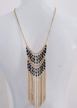 Conjunto Brinco E Colar Franja. DESCRIÇÃO DO PRODUTO:Marca: FEITO A MÃO BIJUTERIAS FINASMateriais: corrente de alumínio no banho dourado, cristal e miçangas de vidro. Acompanha brinco e extensor... 