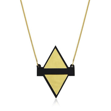   Colar de acrílico,com cordão folheado a ouro 18k. Pingente geométrico nas cores preto e dourado. Comprimento: 40x40cm  Características: - Marca: LE DIAMOND Especificações: -... 