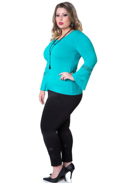 Marca: BerthageBlusa Plus Size Viscolycra com Mangas FlaireComposição do produto: 94% viscose 6% elastanoImportante:- Os acessórios utilizados na produção das fotos não acompanham o produto.  