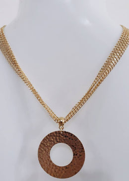 Colar Dourado Pingente Redondo. DESCRIÇÃO DO PRODUTO:Marca: FEITO A MÃO BIJUTERIAS FINASMateriais:  corrente de alumínio dourado e pingente. Possui extensor para regulagem do colar.As correntes de alumínios... 