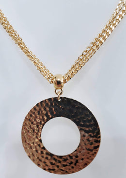 Colar Dourado Pingente Redondo. DESCRIÇÃO DO PRODUTO:Marca: FEITO A MÃO BIJUTERIAS FINASMateriais:  corrente de alumínio dourado e pingente. Possui extensor para regulagem do colar.As correntes de alumínios... 