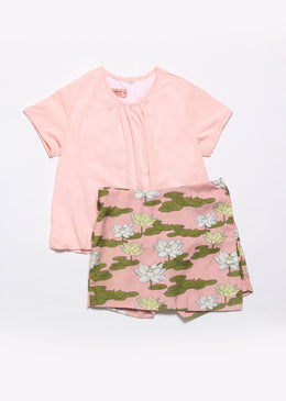Conjunto Infantil Doc Kids composto por blusa rosa, gola redonda, detalhe em balonê na barra, fechamento traseiro por botões e shorts saia com estampa personalizada... 