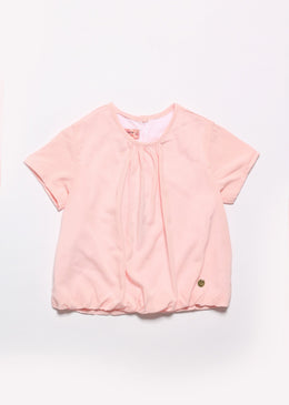 Conjunto Infantil Doc Kids composto por blusa rosa, gola redonda, detalhe em balonê na barra, fechamento traseiro por botões e shorts saia com estampa personalizada... 
