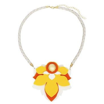   Colar Flor Bella folheado a ouro 18k, com pingente em forma de flor de acrílico, meia bola de resina e cordão de couro com... 